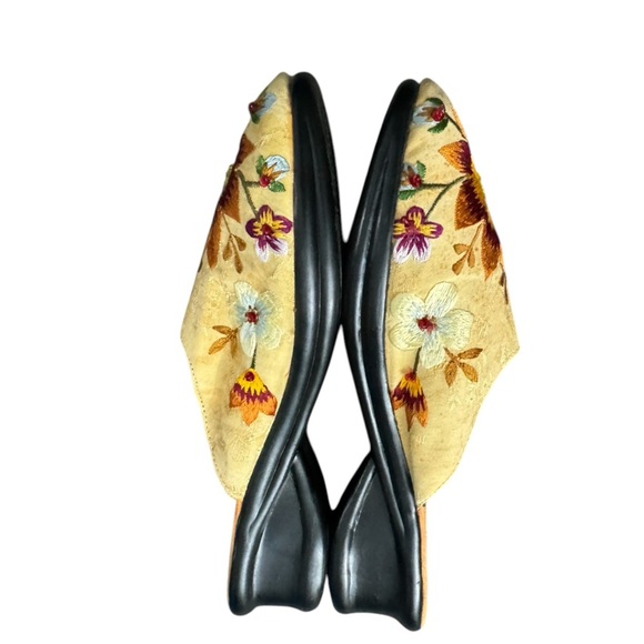 April Cornell Floral Embroidered Slip On Shoes Size 8.5 - Picture 4 of 4